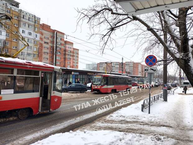 Припаркованный на путях автомобиль заблокировал движение трамваев в тульском Заречье