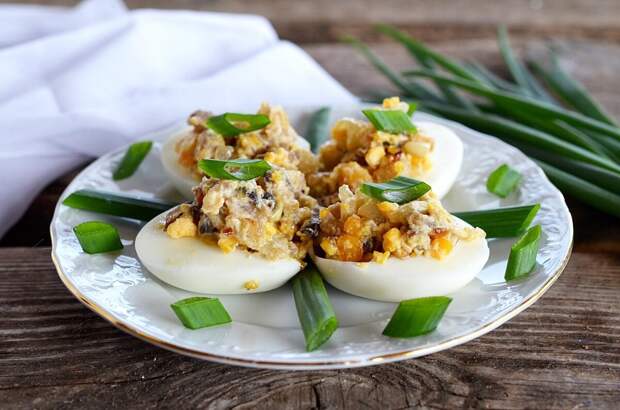 Фаршированные яйца – универсальное закусочное блюдо. Сытное, красивое, готовится достаточно быстро.-8