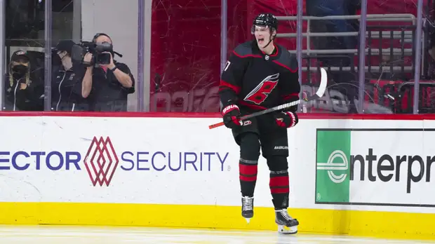 Свечников забил 60-ю шайбу за «Каролину» и вошел в историю клуба