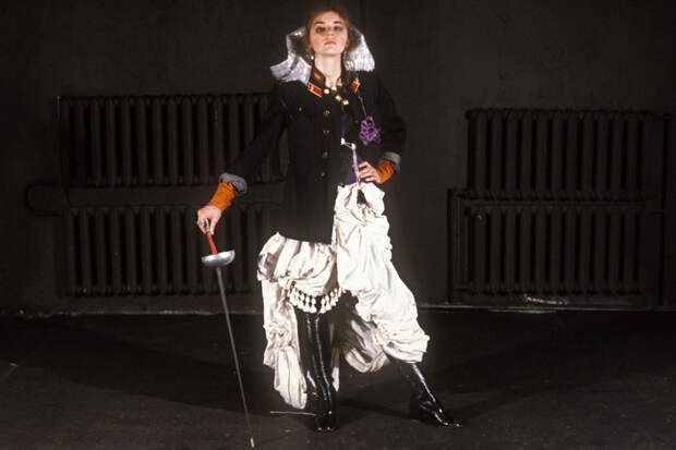 Фото: АртГИД, Андрей Безукладников. Катя Микульская, костюм из коллекции Viva la Revolution. 1988 г.