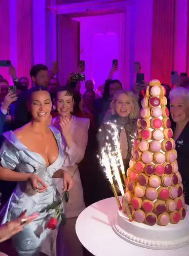 Сара Полсон, Наоми Уоттс и Глен Клоуз на праздновании дня рождения Ким Кардашьян в Париже