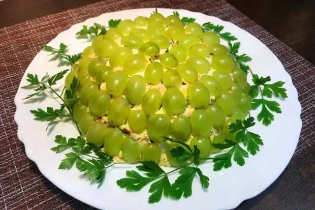 Слоеный салат с копченой курицей, яйцами, черносливом и виноградом Слоеный салат с копченой курицей, яйцами, черносливом и виноградом