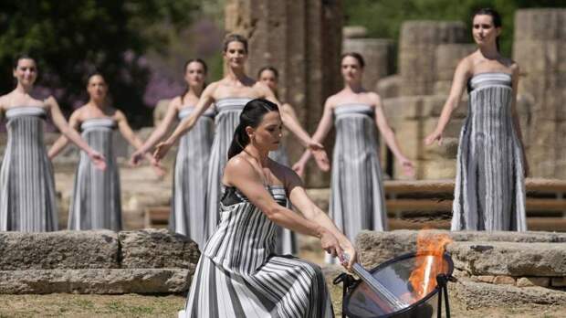 Исторический момент: олимпийский огонь для Игр-2024 зажжен в Греции