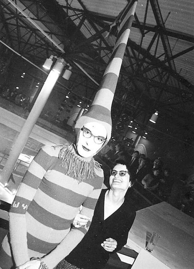 Фото: Easteast.world, предоставлены Бруно Бирманисом.  Андрей Бартенев на «Ассамблее неукрощенной моды», 1994 г.