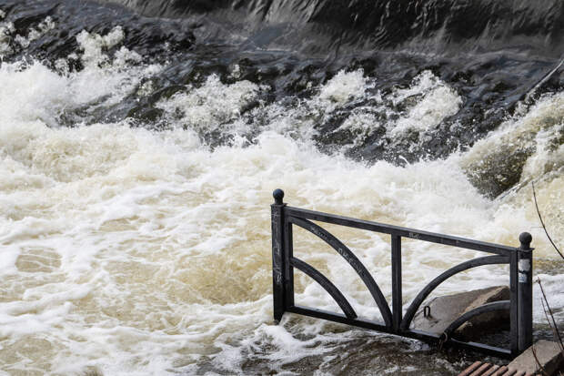 Штормовая волна чуть не унесла в море посетителей кафе на популярном курорте