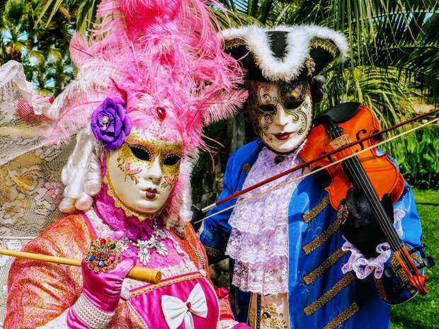Венецианский ежегодный карнавал начинается за  40 дней до Пасхи и завершается  в покаянный день 