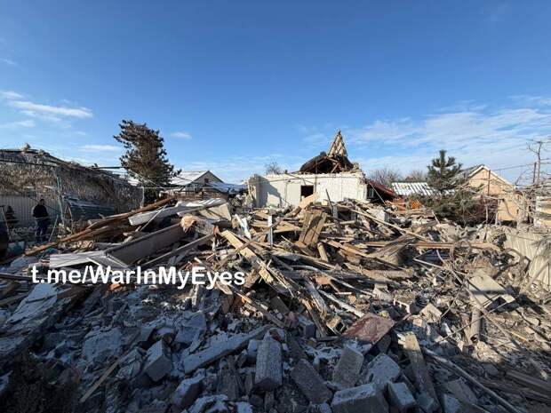 Последствия атаки БПЛА в Мариуполе, в результате которого погибли мать с ребёнком https://t.me/webmoney_dn/312704