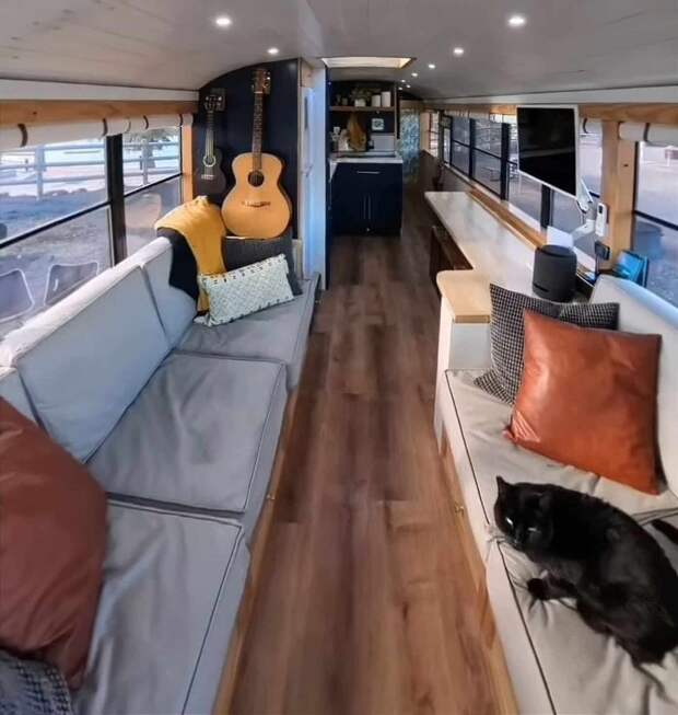Как автобус, который стал домом для семьи из 6 человек, четырех кошек и собаки