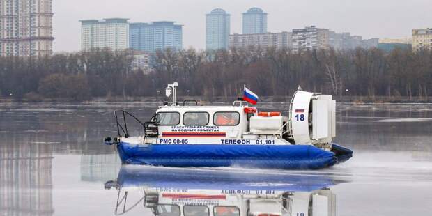 На канале имени Москвы спасли двух человек