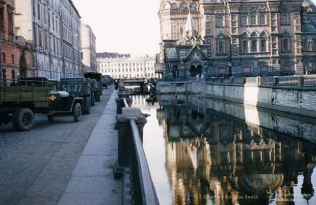 Канал Грибоедова с видом на Храм Спаса на Крови в Ленинграде.