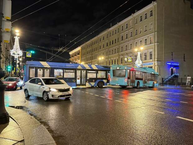 Невский проспект почти полностью перекрыло ДТП автобуса с троллейбусом
