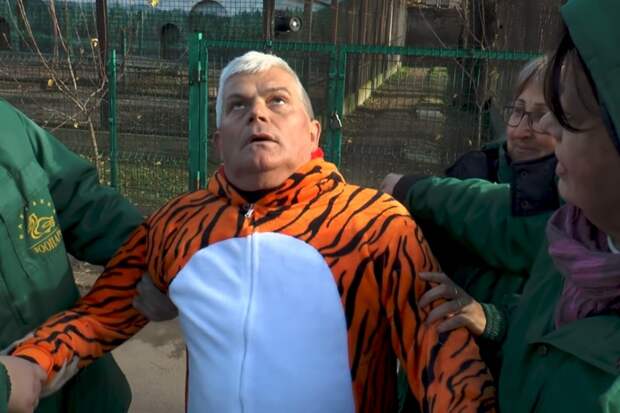 Директор Одесского зоопарка в костюме тигра пугал женщин (видео)