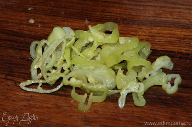 Острый зеленый перец очищаем от семян и нарезаем кольцами.