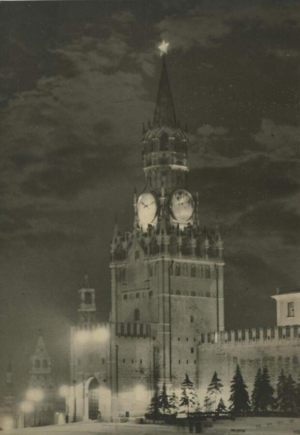 1940-е. Спасская башня ночью