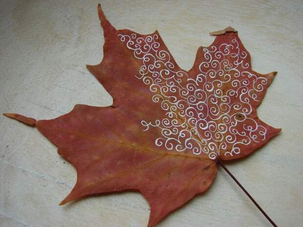 Декор осенними листьями - красивая роспись на кленовом листе