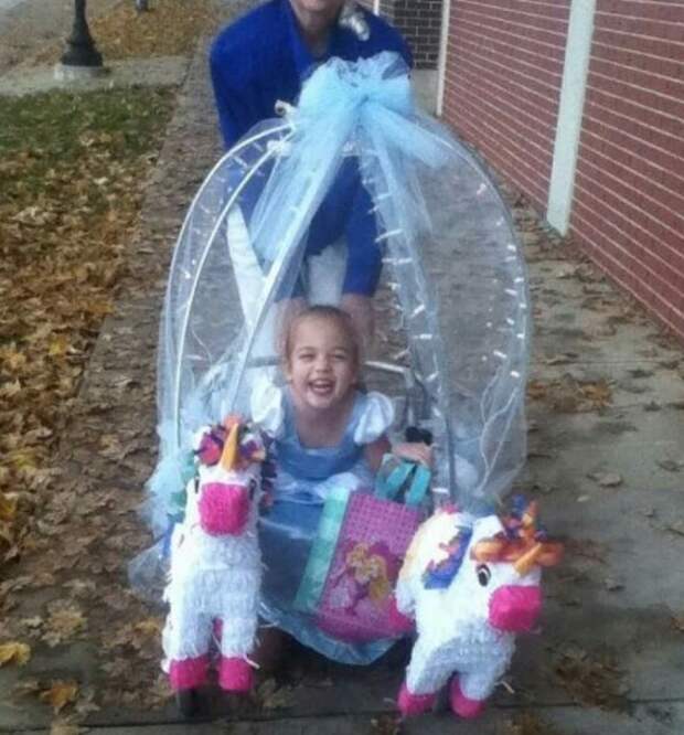 1. У этой девочки ДЦП, так что на празднике она была в карете Золушки дети, костюмы, хэллоуин