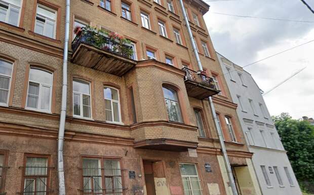 В центре Петербурга упал балкон: обошлось без пострадавших