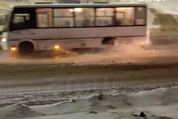 В Петропавловске-Камчатском автомобили ездят по затопленным фекалиями дорогам