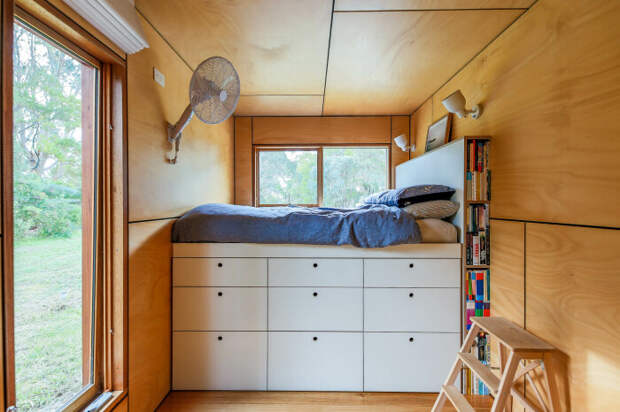 В последнем контейнере оформили спальню, правда, на высокую кровать приходится взбираться с помощью стремянки (Австралия). | Фото: livingbiginatinyhouse.com.