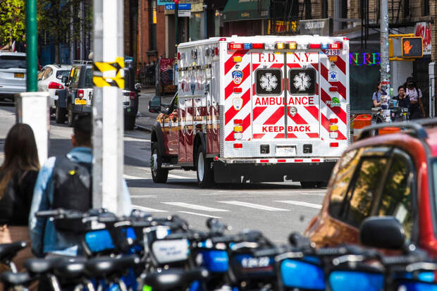 CBS News: в США голый мужчина угнал автомобиль скорой с человеком внутри