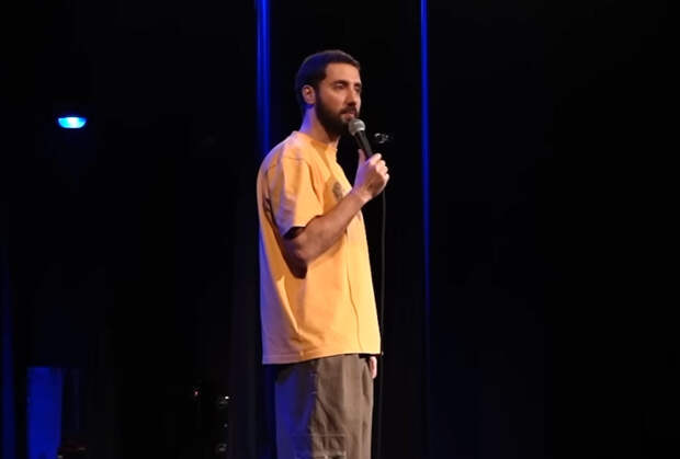 Лишенный российского гражданства комик похвастался видом на жительство европейской страны