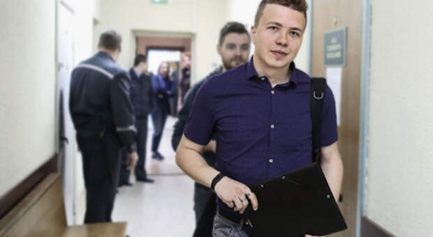 Протасевич на пресс-конференции попросил СМИ не распространять фейки о его состоянии: представители ВВС в знак протеста вышли из зала