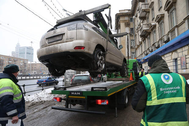 Столичные приставы начали рейды  по парковкам вместе с эвакуаторами