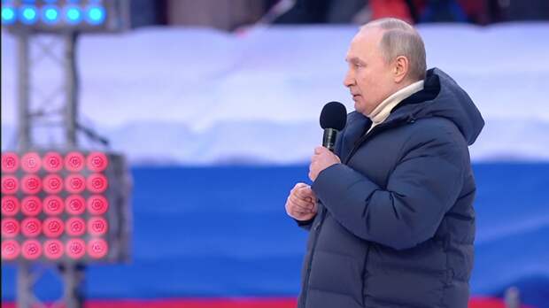 Путин принимает участие в митинге-концерте в «Лужниках»