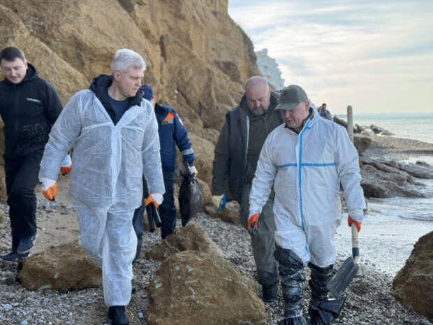 «Сбор мелких фракций». На севастопольских пляжах появляются сети для сбора мазута