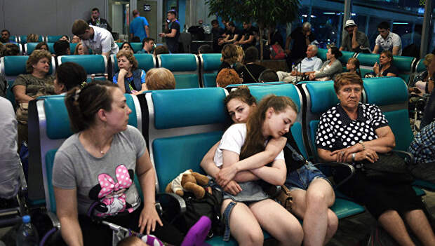 Пассажиры в аэропорту Домодедово. Архивное фото