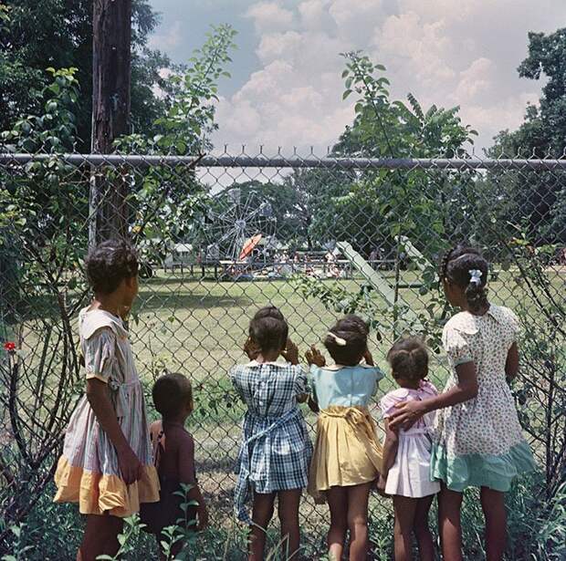 13. Хоть одним глазком, Мобил, Алабама, 1956 г. 20 век, 20 век в цвете, 50-е, 50-е года, жизнь в Америке, жизнь в сша, старые фотографии, сша