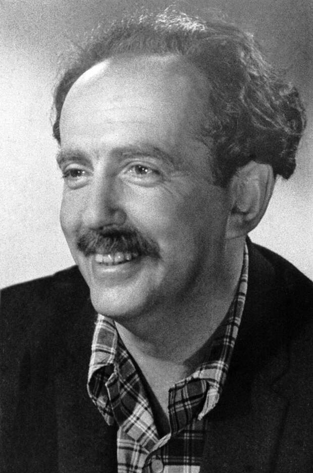 Сценарист, драматург, поэт и исполнитель своих песен Александр Галич. Снимок 1957-1958 гг.
