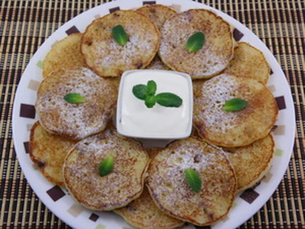 Фото к рецепту: Оладьи из кускуса с изюмом Фото к рецепту: Оладьи из кускуса с изюмом