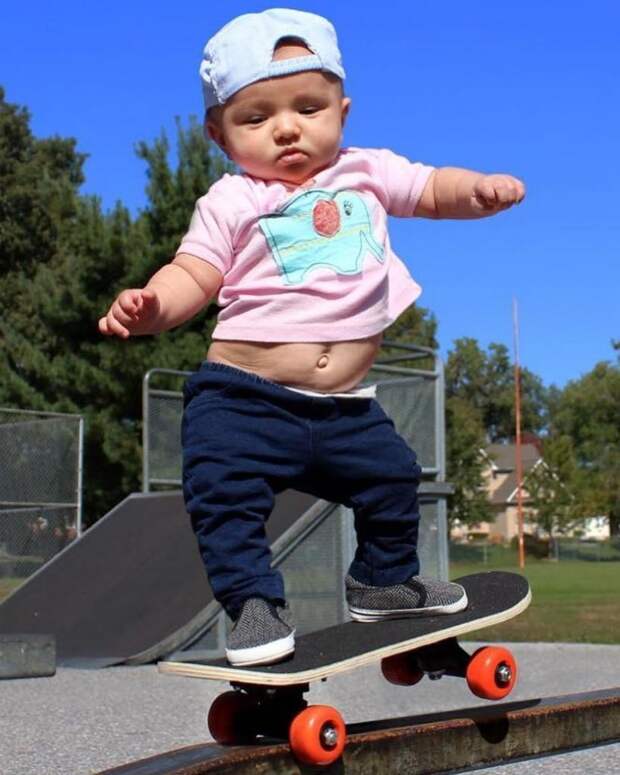С помощью фотошопа женщина создала серию трогательных фото, на которых ее 2-летняя дочь занимается спортом