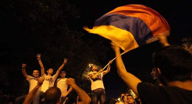 Как США «кормят» революционеров в Армении: причины и возможные последствия