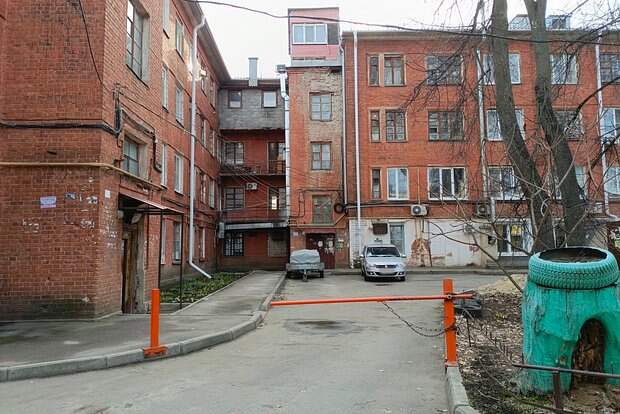 Житель Воронежа организовал собственную шашлычную и душевую на крыше многоэтажки и разгневал соседей