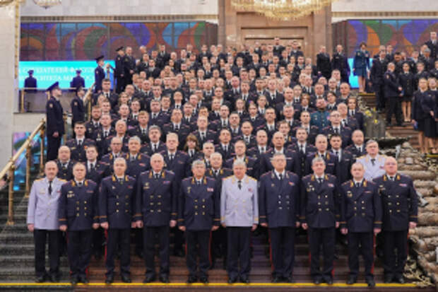 Владимир Кубышко и Игорь Зубов вручили дипломы слушателям факультета заочного обучения Московского ордена Почета университета МВД России имени В.Я. Кикотя