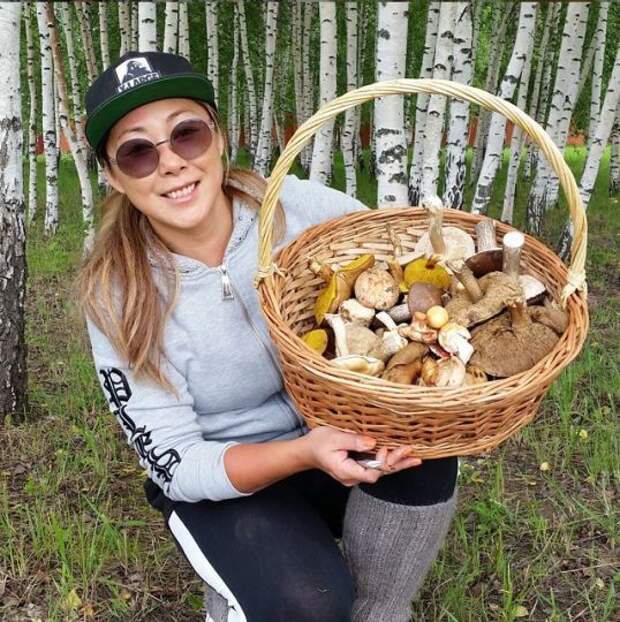 Анита Цой - просто грибной фанатик, певица очень часто ходит в лес за грибами грибы, знаменитости, лес, осень