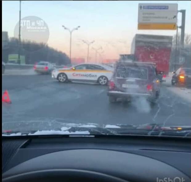 В Северном Тушине в районе МКАДа такси столкнулось с иномаркой