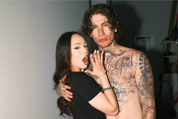 В сети обсудили откровенные фото Инстасамки с мужем