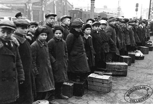 Отцы на фронт, дети на заводы. 1941. 