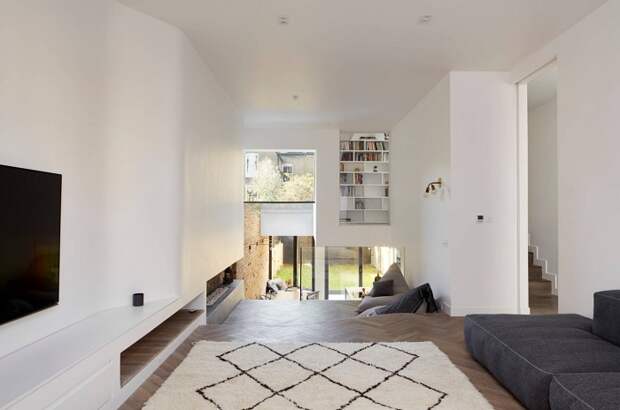 Зонирование с помощью разных уровней отлично подойдет для просторных гостиных с высоким потолком.