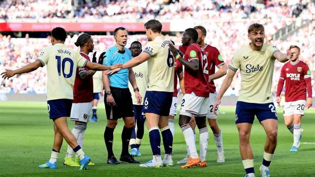 Скандал в АПЛ: футболист выбил мяч рукой, но судья не назначил пенальти, а VAR признал такое решение правильным