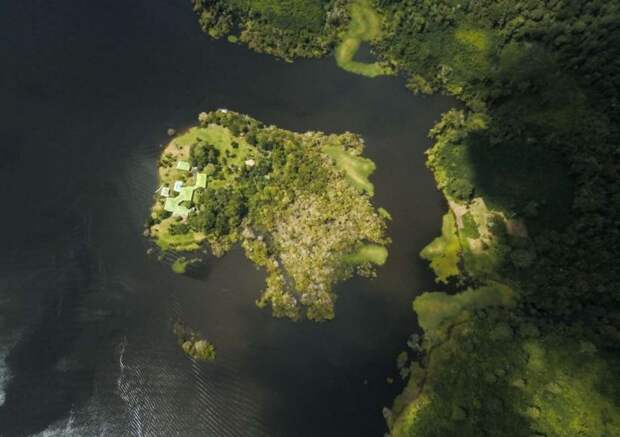 Тропический остров с коттеджами, рестораном и бассейном продается всего за 0 000