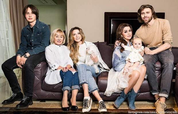 Заворотнюк запечатлела младшую сестру на утреннике в детском саду