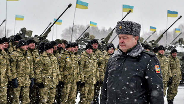Президент Украины Петр Порошенко проходит перед строем солдат. Архивное фото
