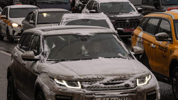 «Дорога парализована»: автомобили застряли на МКАД из-за сильного снегопада