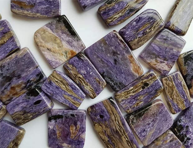 Прожилки желтых тонов в чароитите, где могут быть радиоактивные минералы