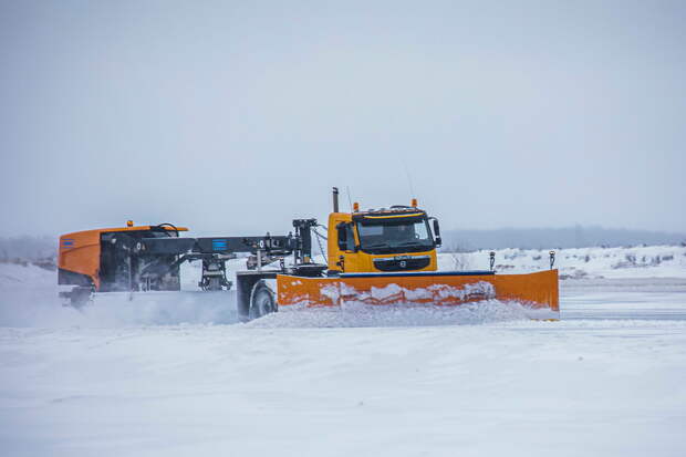 Около 20 расчетов специальных тепловых машин «Горыныч» и аэродромных снегоочистителей  приступили к расчистке аэродромов ЗВО от обильных снегопадов