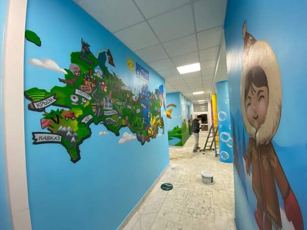 В Челябинской области художники сделали стены детской поликлиники пособием по географии
